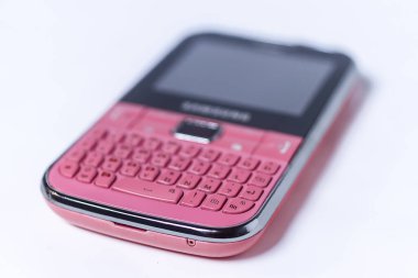 Beyaz Arkaplanda Pembe QWERTY Cep Telefonu
