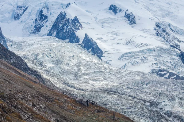 Maison solitaire parmi les montagnes glacées Photos De Stock Libres De Droits