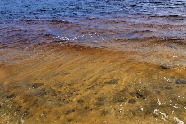 Małe Fale Oceaniczne Rozpryskują Się Pobliżu Wybrzeża Zatoki Meksykańskiej — Zdjęcie stockowe