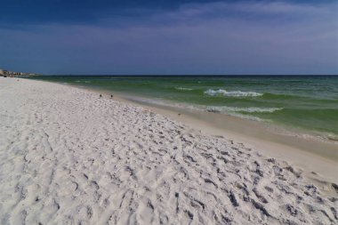 Okyanus kıyısında yakın çekim yeşil dalga, küçük dalga, sahilden gelen köpüğü oluşturur.