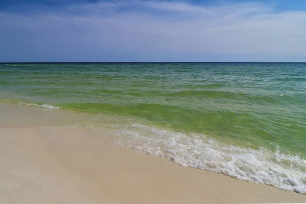 Крупный План Зеленой Волны Берегу Океана Небольшая Волна Создает Пену — стоковое фото