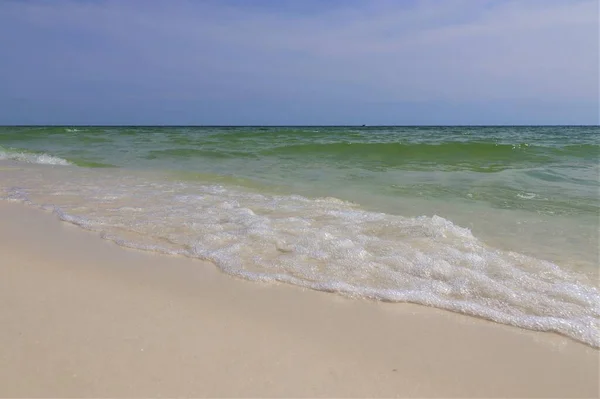 Close Green Wave Ocean Shore Small Wave Creates Foam Shooting — Stock Photo, Image