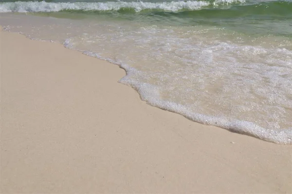 Close Green Wave Ocean Shore Small Wave Creates Foam Shooting — Stock Photo, Image