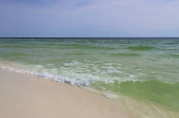 Close Green Wave Ocean Shore Small Wave Creates Foam Shooting — Stock Photo, Image