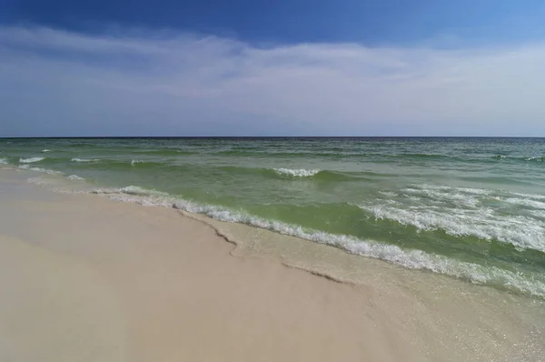 Close Green Wave Ocean Shore Small Wave Creates Foam Shooting — Stock Photo, Image