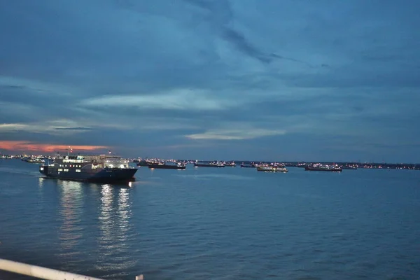 Une Soirée Claire Dans Port Surabaya Ciel Dégagé Océan Bateau — Photo