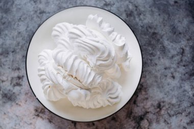 Kremalı pasta. Tatlı kremalar. Krema tepsisi. Kremalı pastaların yakın çekimi. Tatlı Arkaplanı.