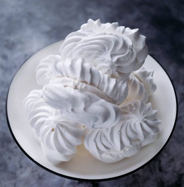 Kremalı pasta. Tatlı kremalar. Krema tepsisi. Kremalı pastaların yakın çekimi. Tatlı Arkaplanı.