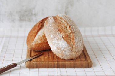 Taze ev yapımı taze ekmek, yumuşak odaklı. Fransız ekmeği. Leavenda ekmek. Mayasız ekmek.