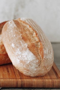 Taze ev yapımı taze ekmek, yumuşak odaklı. Fransız ekmeği. Leavenda ekmek. Mayasız ekmek.
