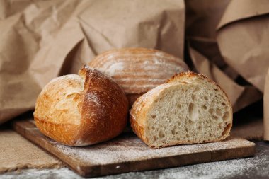 Taze ev yapımı taze ekmek, yumuşak odaklı. Fransız ekmeği. Leavenda ekmek. Mayasız ekmek.