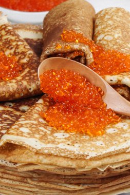 Rus Maslenitsa, Shrovetide, krep haftası, karnaval, shrove, krep günü. Tabağında kırmızı havyar olan bir yığın krep. Yumuşak odak.