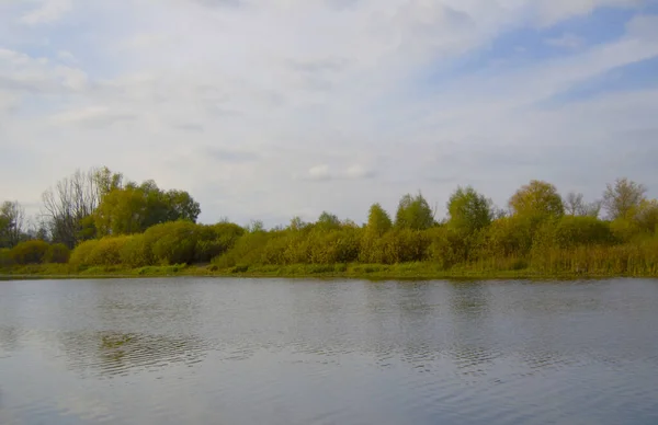 Herfstlandschap Met Een Rustige Rivier — Stockfoto