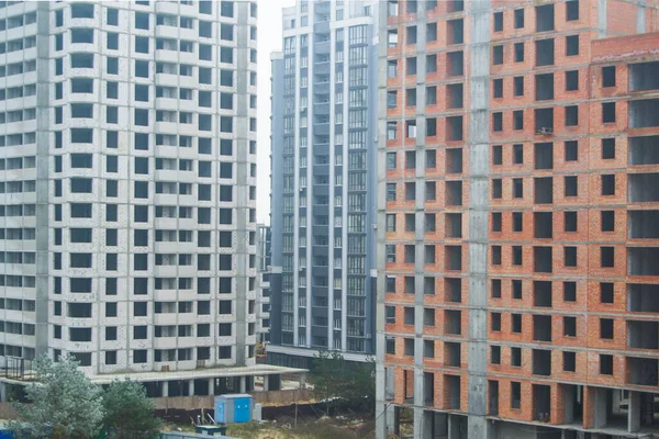 Hafif bir siste inşaat alanında. Arka planda bitirilmiş ev