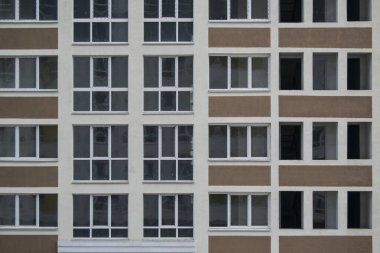 Pencerelerin bir kısmının yerleştirildiği yeni bir ev. parça boş pencere açıklıkları ile kalır