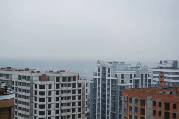 Nieuwe Gebouwen Mist Sommige Huizen Zonder Ramen — Stockfoto