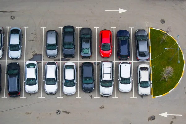 Arabalarla park etmek. Yukarıdan bak. yeşil çimenler