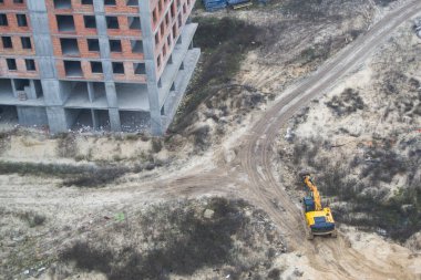 Kazıcı. Yeni ev. inşaat yolu