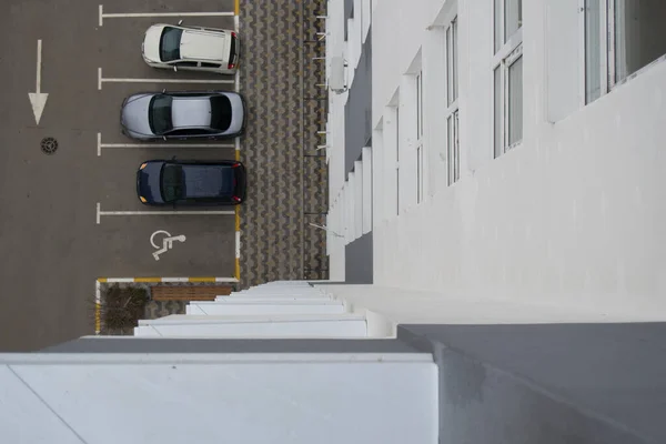 Samochody Zaparkowane Pobliżu Domu Widok Góry Parking Dla Osób Niepełnosprawnych — Zdjęcie stockowe