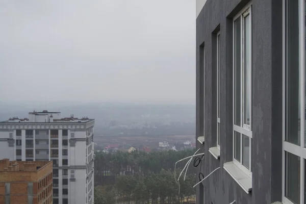 Окна Нового Дома Провода Кондиционера Туман Заднем Плане — стоковое фото