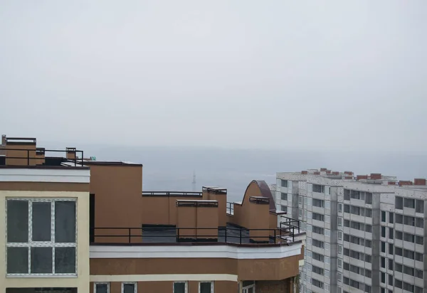 Daken Van Nieuwe Huizen Mist Achtergrond — Stockfoto