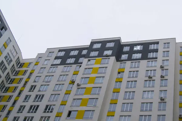 Casa Colorida Céu Cinzento Ângulo Visão — Fotografia de Stock