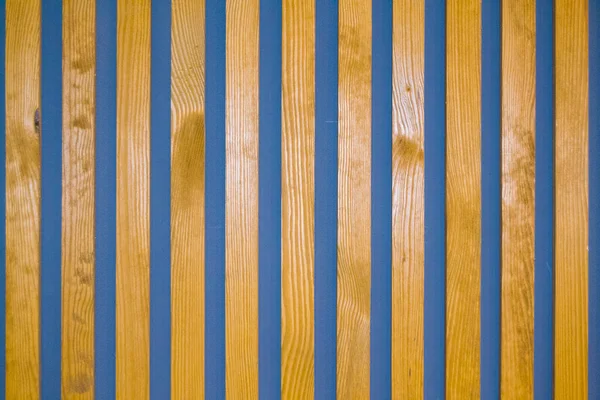 Verticale Houtlijnen Een Blauwe Wand — Stockfoto