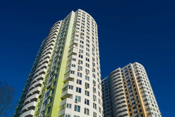 Casa Colorida Céu Azul Ângulo Visão — Fotografia de Stock