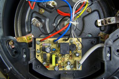 Çoklayıcının içi. Multicooker mod kontrol ünitesi. çok kablo