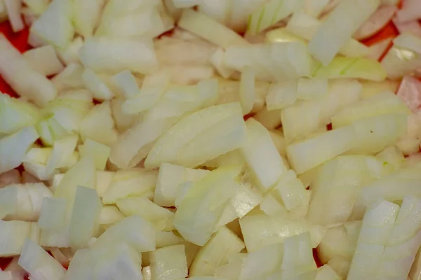 Kırmızı tahtada iyi doğranmış soğan yakın plan. Soğan arkaplanı