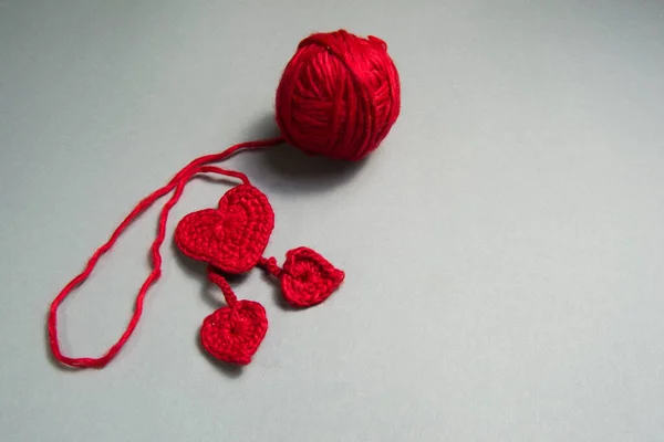 Corações Tricotados Fios Vermelhos Contexto Cinza Corações Não São Grandes — Fotografia de Stock