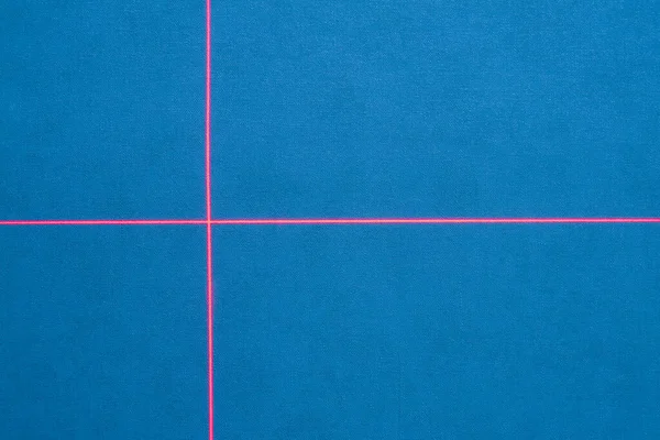 Mavi duvardaki kattan lazer işaretleri. Lazer aletinden çapraz projeksiyon