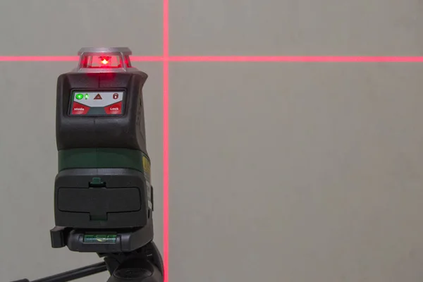 Lazer Seviye Ölçüm Cihazı İnşaat alanında. Işın duvara yansıtılıyor.