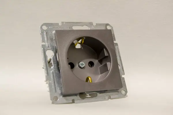 Beyaz arka planda yeni bir soket. İç mekanın dekoratif öğesi. gri plastik