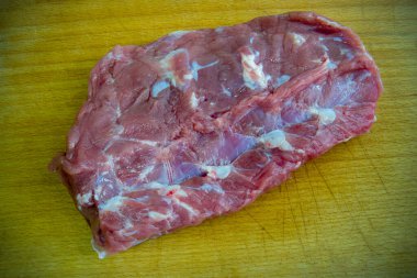 Tahtaya yakın plan inek eti parçası. Etli yağ tabakası. sığır filetosu