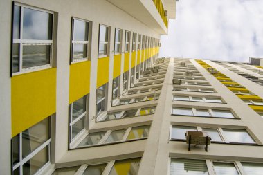 Klimalı bir apartmanın ön cephesi. alt görünüm