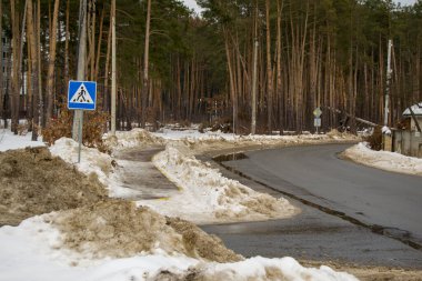 Yol boyunca kirli kar. Yaya geçidi. Geçiş yeri işareti. çeviri: