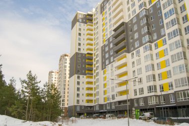 Yeni evin çok renkli bir yüzü var. Ev ormanın yakınında.