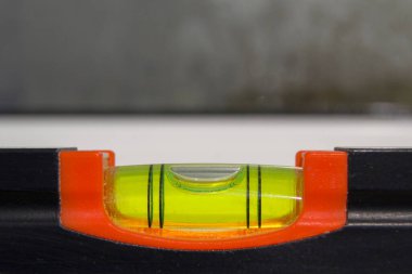 Kabarcık seviyesi yaklaşıyor. Hassas bir enstrüman. Bulanık arkaplan