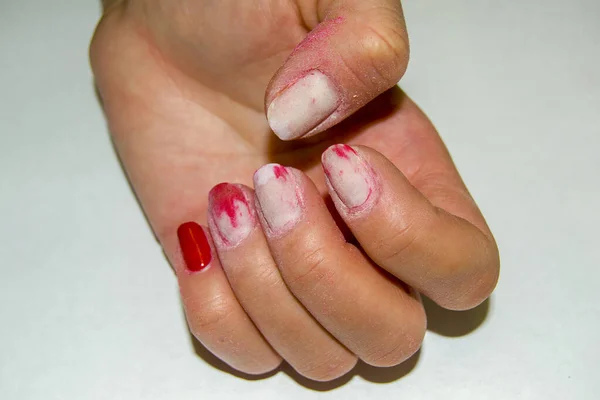 Tırnak cilasını çıkardıktan sonra kadın parmakları. Cila dört çividen sökülmüş. Kırmızı verniği kesiyorum. Kadın manikürü. Yakın plan.