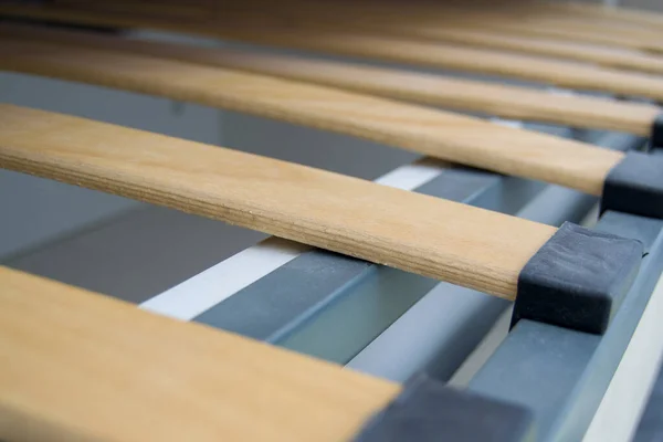 Yatak çıtaları kapanıyor. Mobilyaların iç yapısı