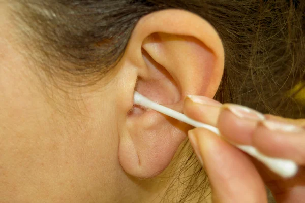 Mujer Limpia Oreja Con Hisopo Algodón Cuidado Del Oído Procedimiento — Foto de Stock