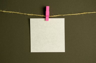 Siyah arkaplandaki mandalın üzerine bir sayfa nota.