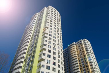 Mavi gökyüzüne karşı çok katlı bir ev