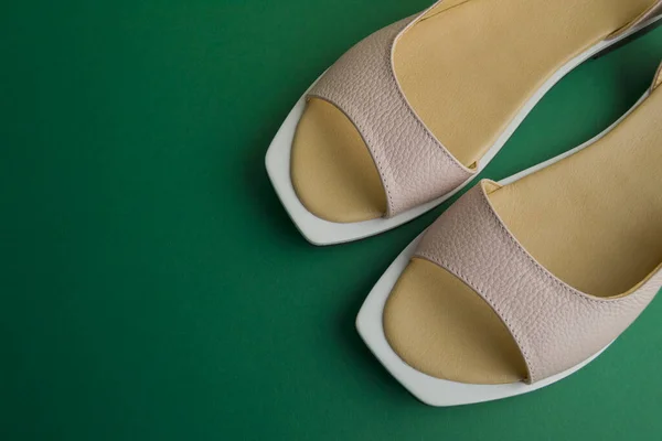 Beige Damesschoenen Liggen Een Groene Achtergrond Schoenen Bevinden Zich Een — Stockfoto