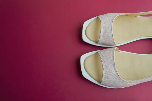 Zapatos Mujer Color Beige Sobre Fondo Rojo Los Zapatos Quitan —  Fotos de Stock