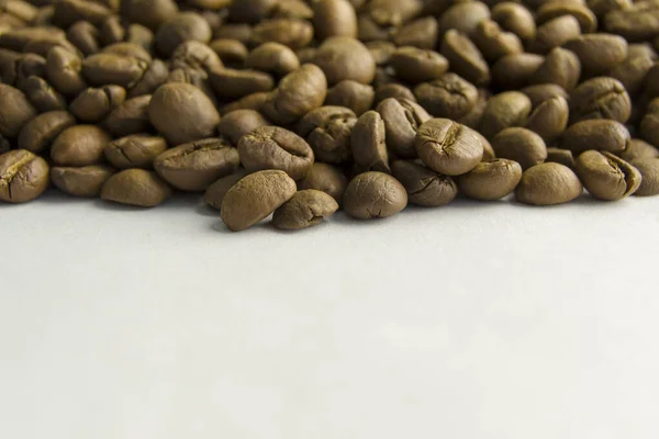 Rostade Kaffebönor Vit Bakgrund — Stockfoto