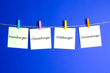 Notlar için dört çarşaf mandallara asılacak. Yaprakların üzerindeki yazıtlar: Hamburger, çizburger, balık burger, tavukburger