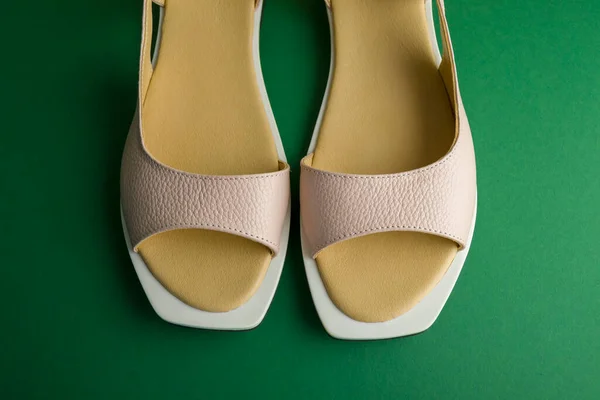 Zapatos Beige Las Mujeres Encuentran Sobre Fondo Verde Los Zapatos —  Fotos de Stock
