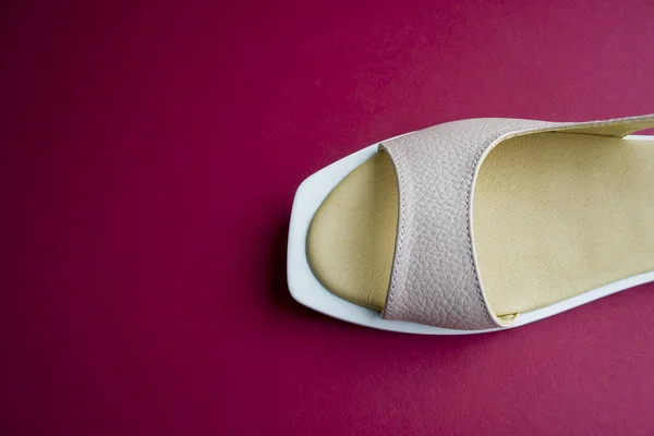 Damesschoenen Van Beige Kleur Een Rode Achtergrond Schoenen Zijn Van — Stockfoto